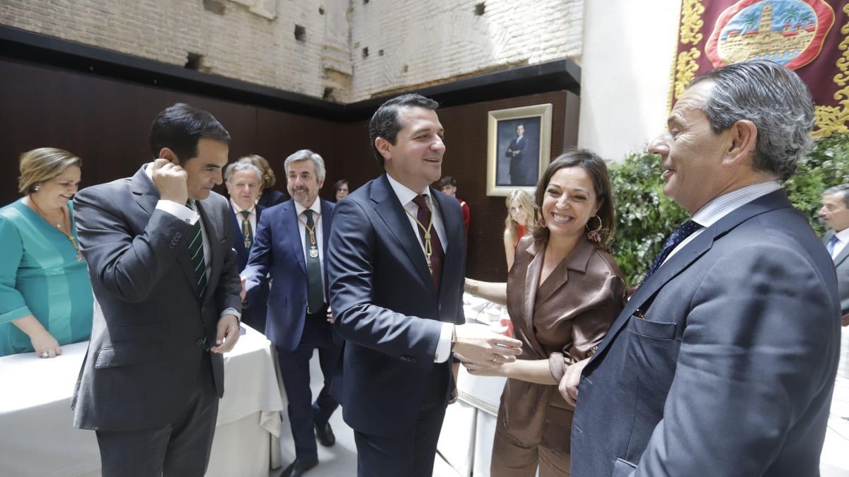 Bellido junto a los exalcaldes José Antonio Nieto, Isabel Ambrosio y Rafael Merino.