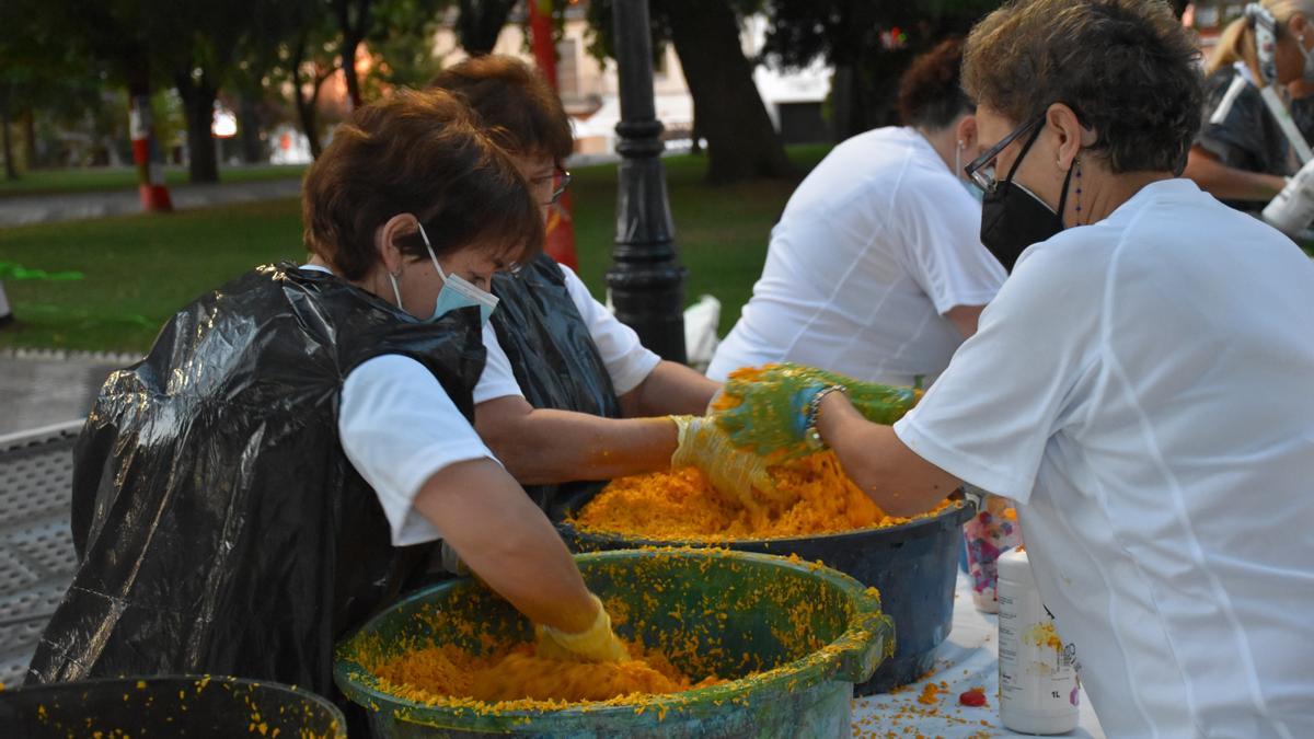 La alfombra se ha elaborado con los materiales tradicionales que se emplean en la confección de las alfombras del Corpus.