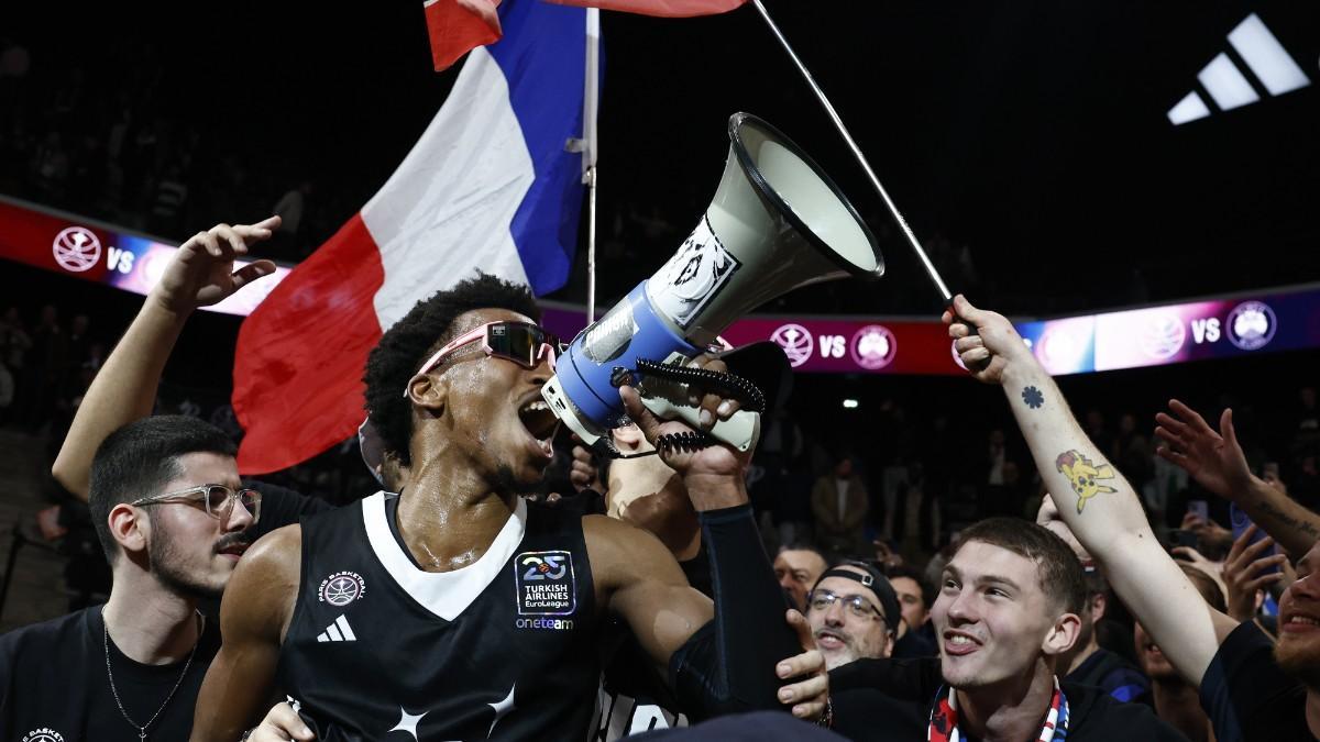 T.J. Shorts celebra con su afici車n la victoria en Euroliga ante Olimpia Milano