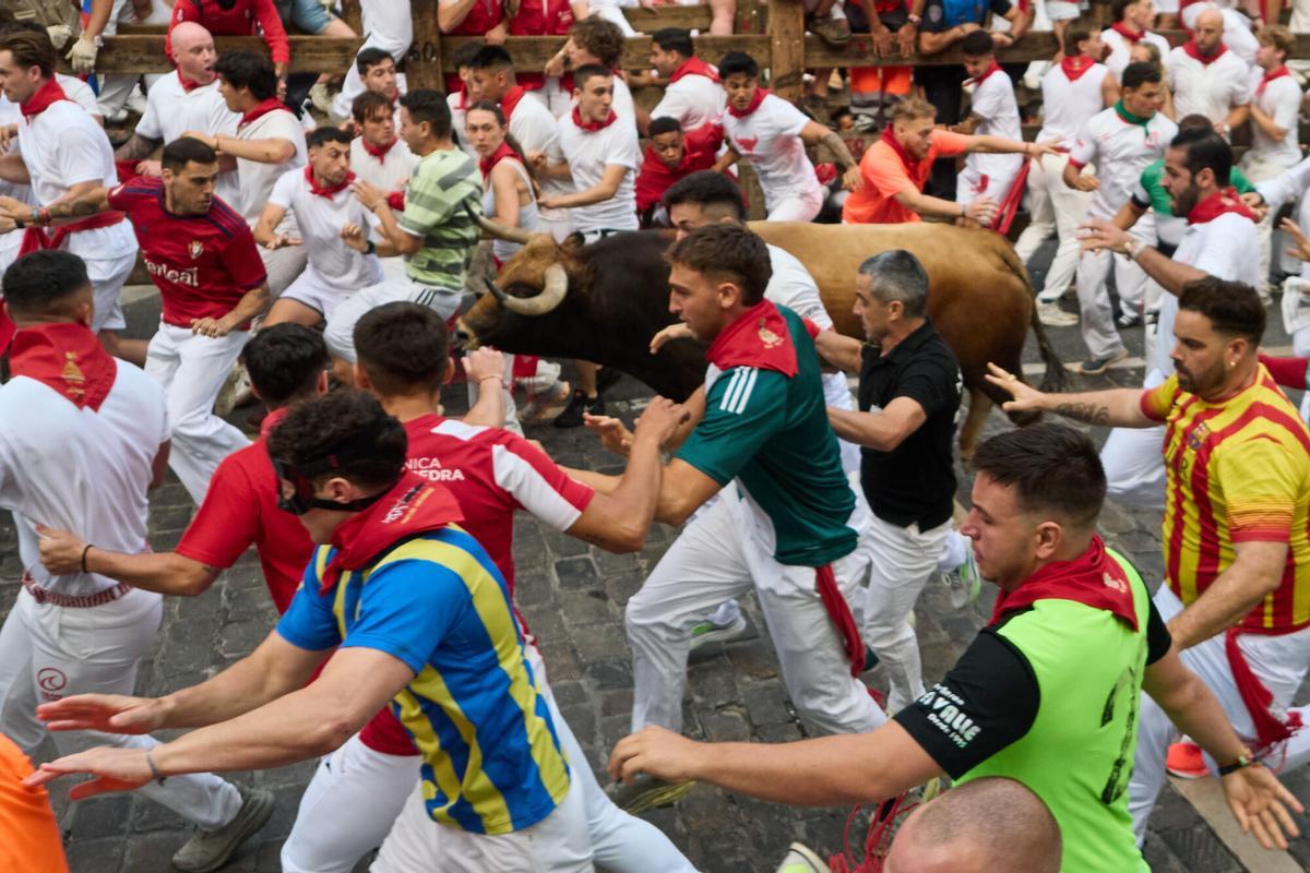 Sexto encierro de los Sanfermines, tenso, emocionante y protagonizado por los toros de la ganadería de La Palmosilla.