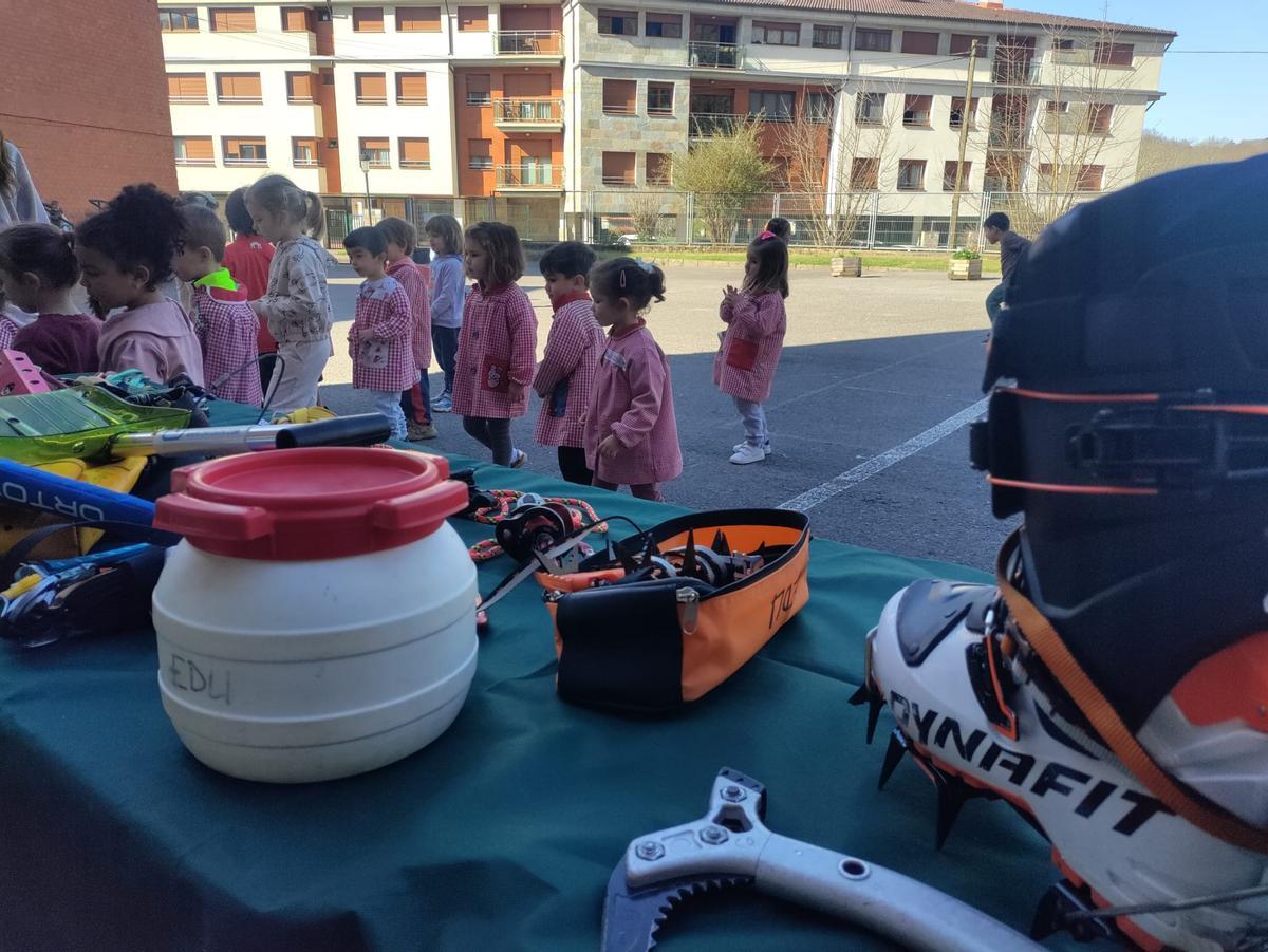Las secciones de la Guardia Civil en el colegio Reconquista