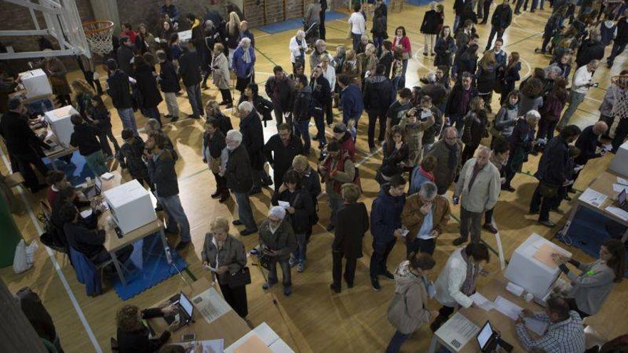 El soberanismo sigue en marcha tras una consulta al límite de la legalidad