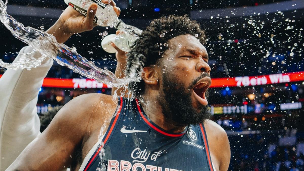 Embiid celebra sus 70 puntos con los Sixers