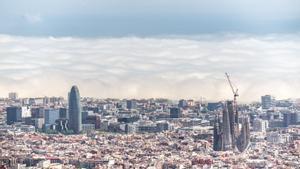 Las nubes bajas cubren el frente litoral de Barcelona