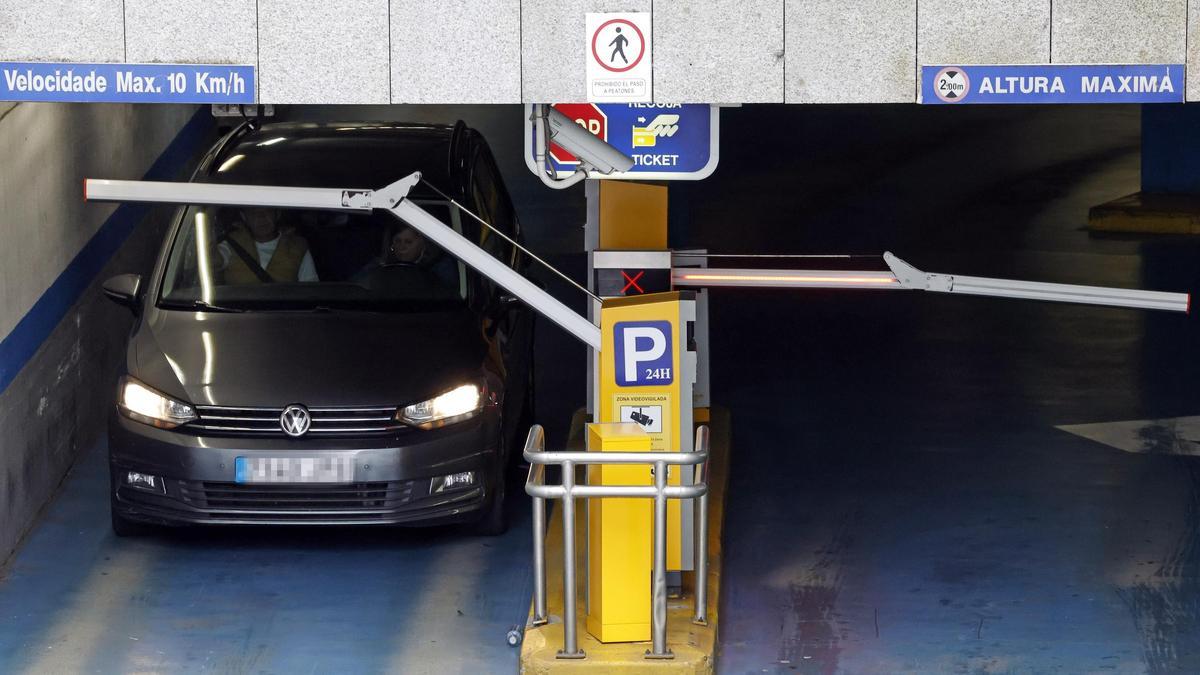 Acceso al parking de praza da Estrela.