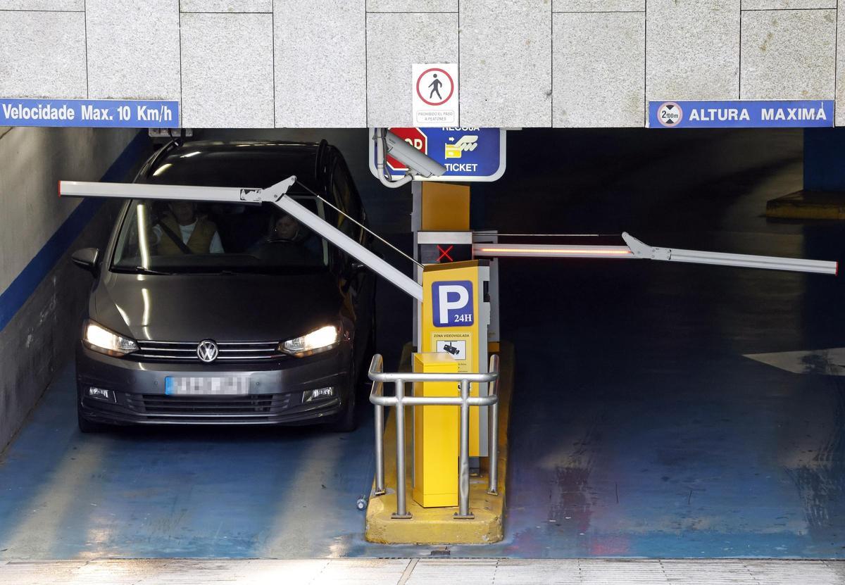 Acceso al parking de praza da Estrela.