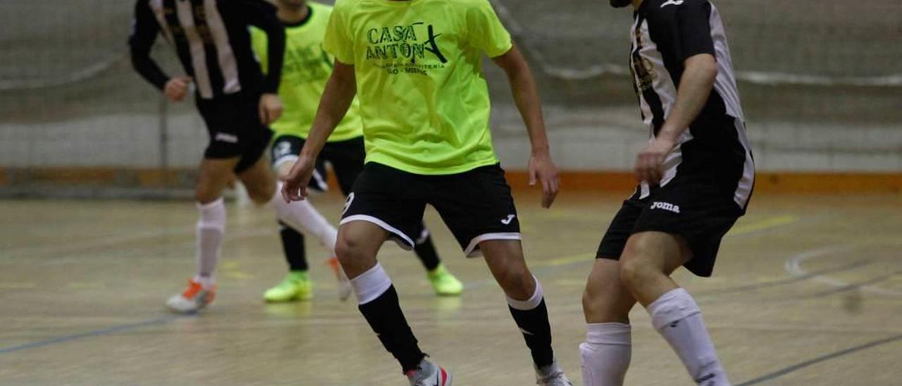 Dos jugadores pugnan por el balón.