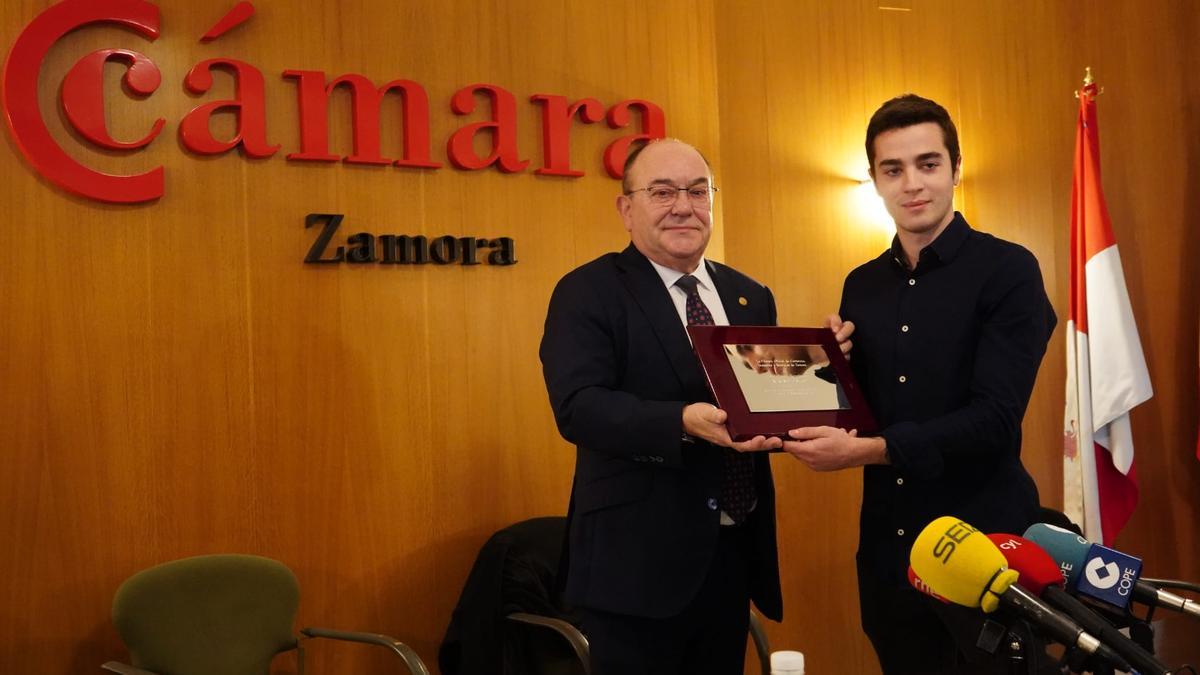 Enrique Oliveira entrega la placa a Iván García, por la creación de la empresa 2000 de la Ventanilla Única de la Cámara de Comercio de Zamora