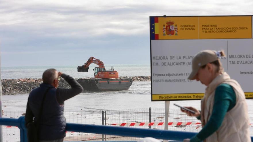 La maquinaria de obras vuelve al extremo norte de la playa alicantina de El Postiguet