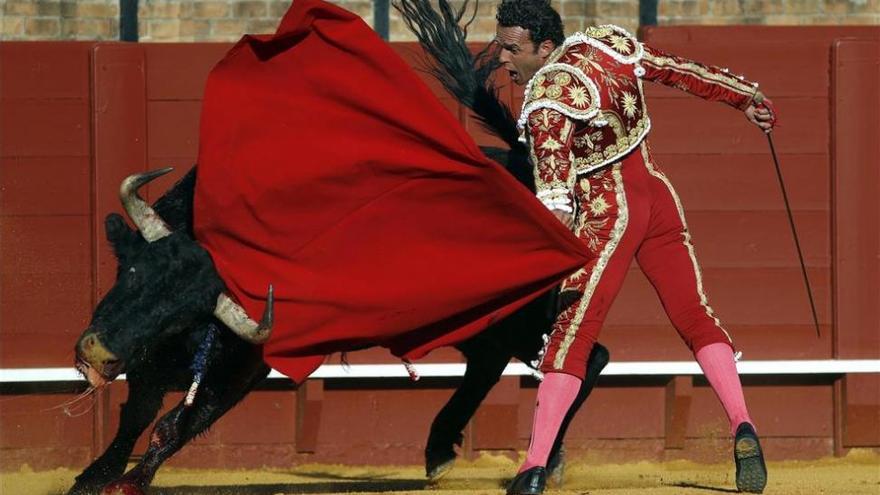 El torero extremeño Antonio Ferrera recibe varios premios en la feria de abril de Sevilla