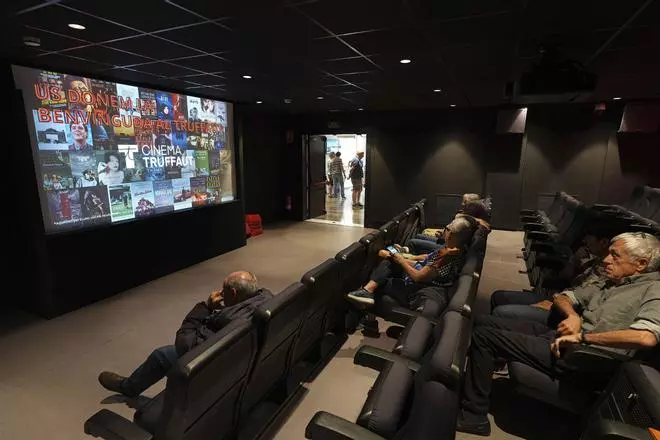 Les imatges del cinema Truffaut el dia que han adjudicat la gestió a l'empresa de cambrils
