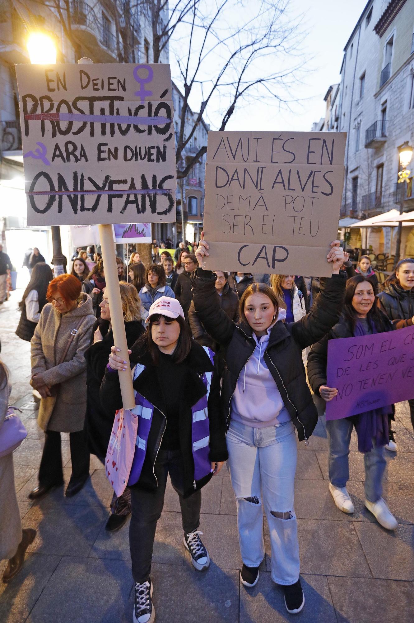 La manifestació feminista del 8-M a Girona en imatges