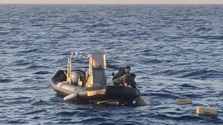 La Guardia Civil se incauta de una tonelada de hachís flotando a unas 40 millas de Alicante