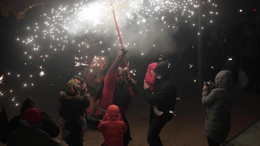 Un correfoc femenino rompe estereotipos en Es Rafal Vell