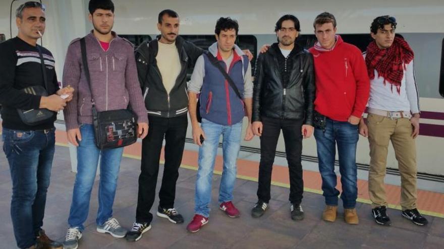 Los siete solicitantes de asilo, hoy en la estación de tren de Pontevedra. // Santos Álvarez