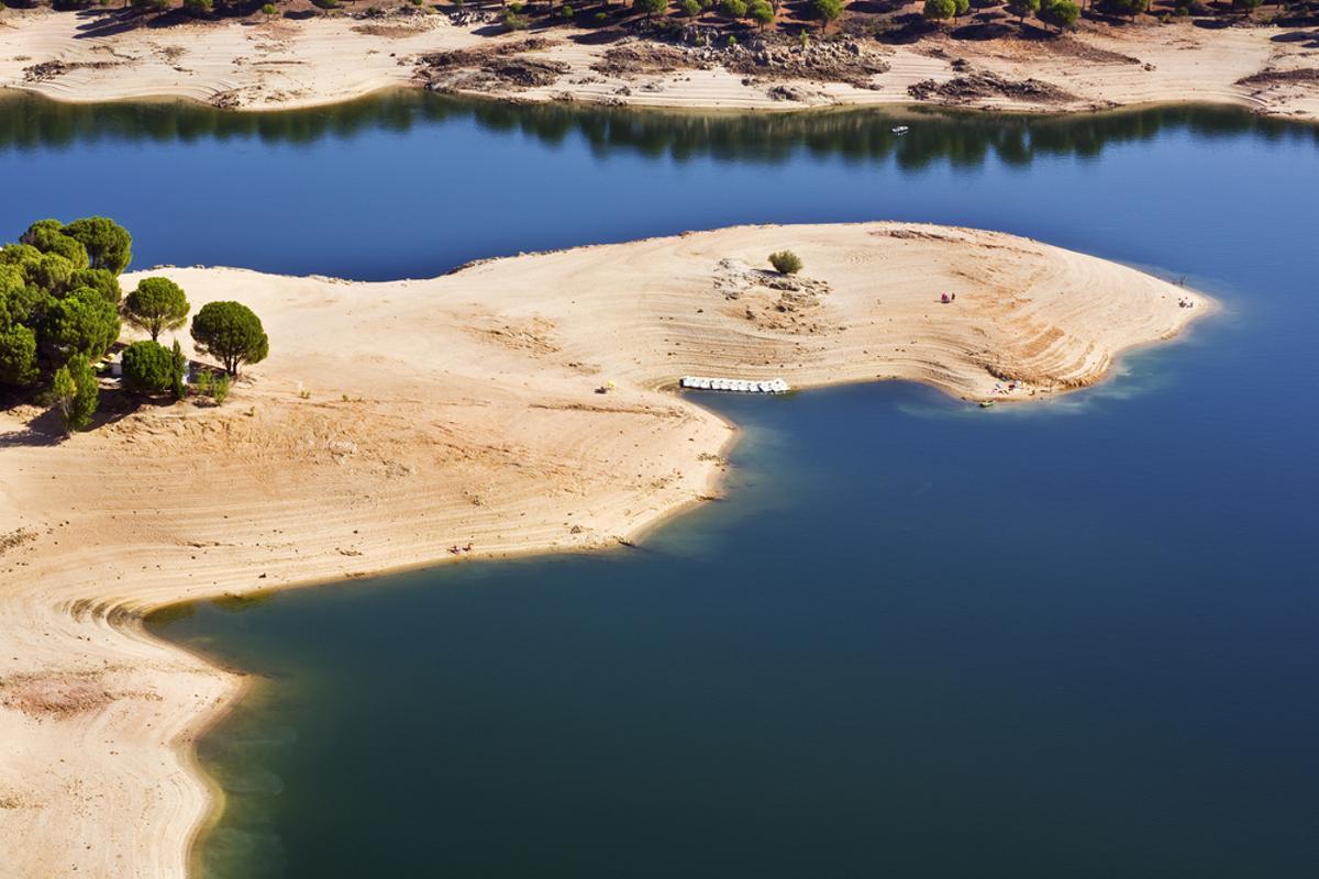 La protagonista es la playa de la Virgen de la Nueva, situada en el pantano de San Juan, dentro del término municipal de San Martín de Valdeiglesias