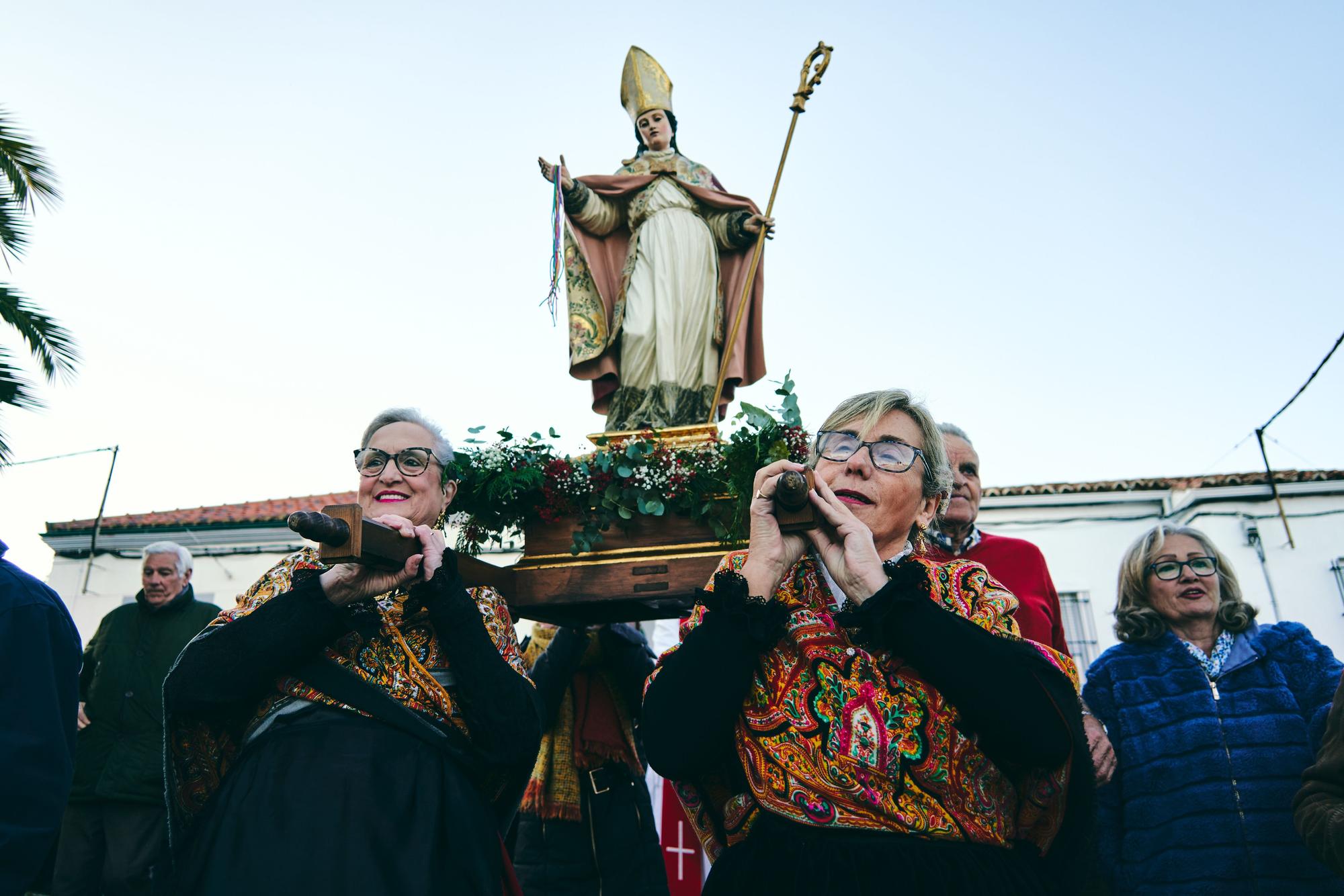 Miles de cacereños celebran San Blas congregándose en la explanada de su ermita