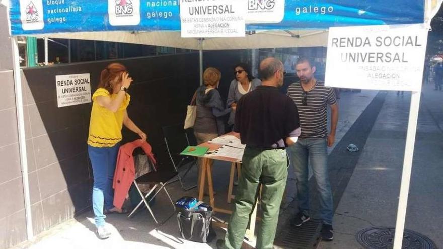 Miembros del BNG ayer recogiendo alegaciones a la renta social municipal en la calle Barcelona.