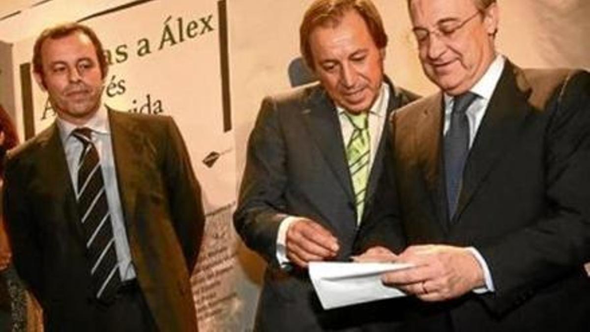 Sandro Rosell, Gabriel Masfurroll y Florentino Pérez, en una antigua visita al Instituto Dexeus.