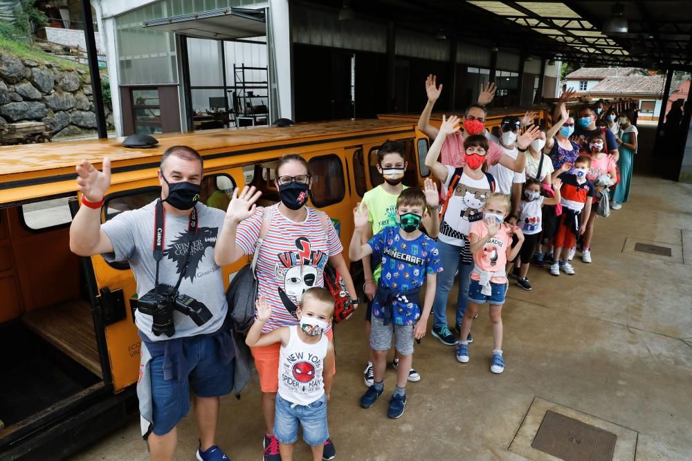 Los turistas visitan el tren ecomuseo minero valle de Samuño