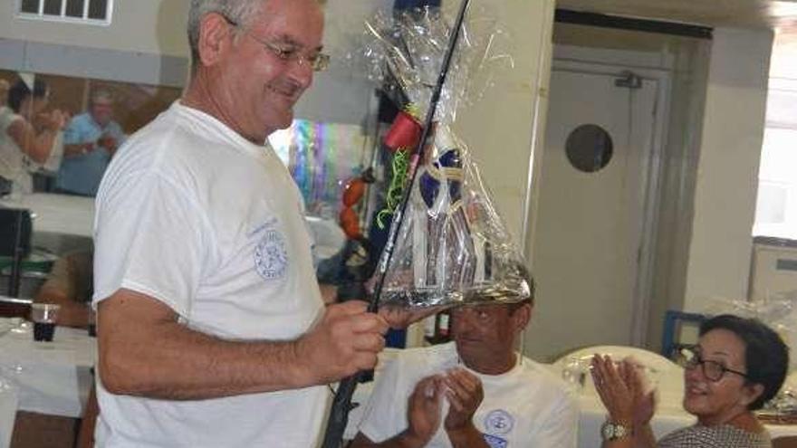 Benito Costas, con su premio del concurso de Aferróns. // S.Á.