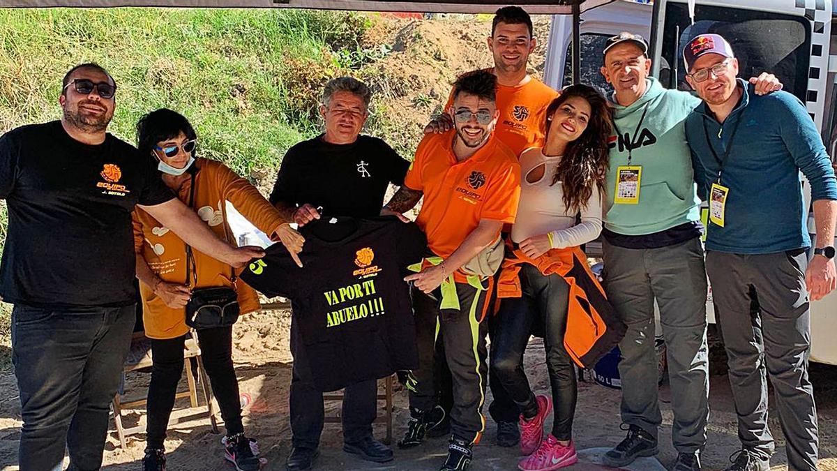 Julio Sotelo, con su equipo, celebrando la victoria lograda en Talavera de la Reina. | |  REMITIDA