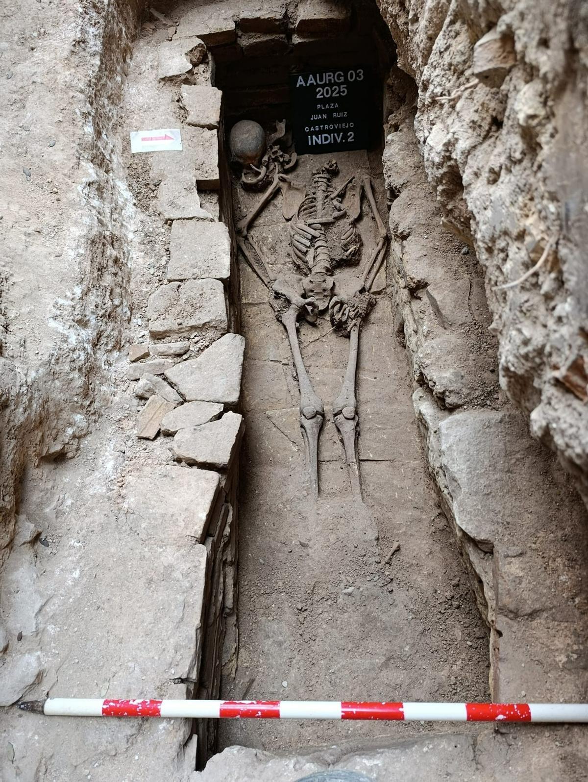 Trabajos arqueológicos realizados en la tumba hallada en la plaza Juan Ruiz de Castroviejo.