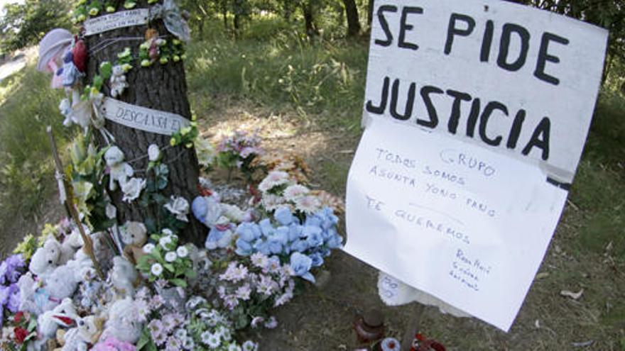 Un cartel con el lema &quot;se pide justicia&quot; esta mañana en el lugar donde apareció muerta la niña Asunta Basterra.