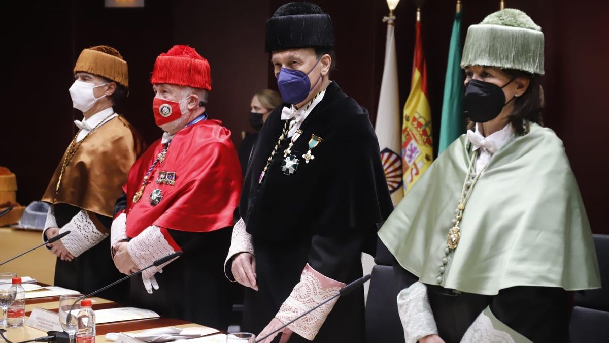 El rector de la UCO, José Carlos Gómez Villamandos, segundo por la derecha, en el acto de investidura de Honoris Causa.