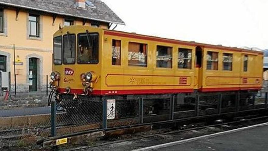 Una locomotora del Tren Groc aturada en una estació aquest desembre