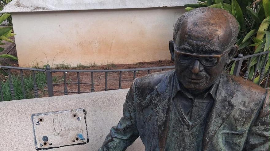Roban la placa de la estatua de Vicent Andrés Estellés en Burjassot en plena fiesta