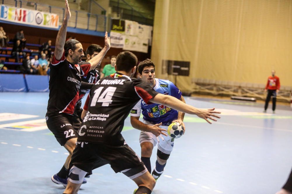 El Balonmano Benidorm da un salto hacia la permanencia ante el Logroño