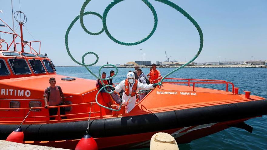 Una embarcación de Salvamento Marítimo atraca en Alicante con algunos de los 45 inmigrantes interceptados en julio en 5 pateras.