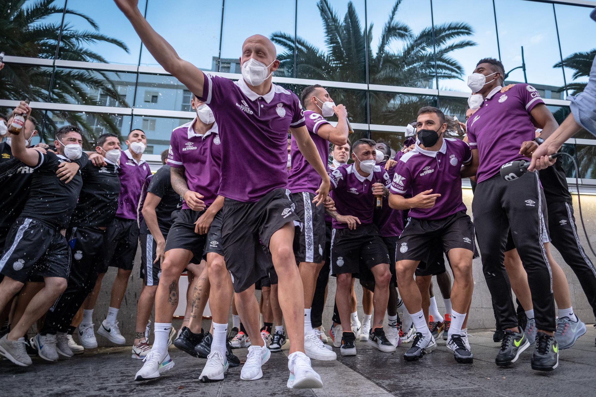 Los jugadores del Mallorca celebran que el ascenso a Primera