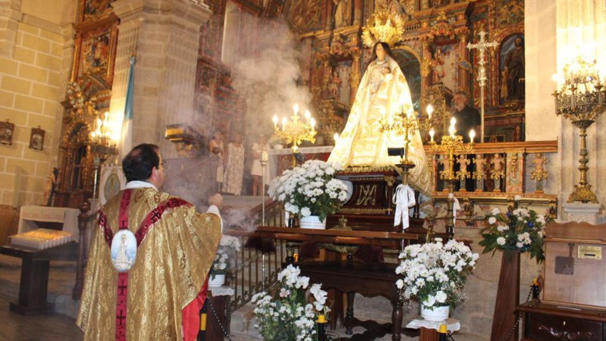 Momento durante la misa por Los Remedios. | A. Saavedra