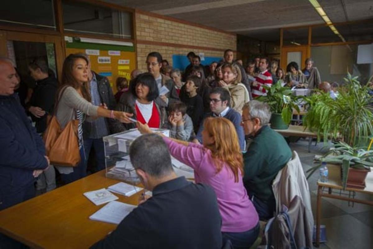 Llargues cues al migdia per votar al col·legi electoral El Sagrer.