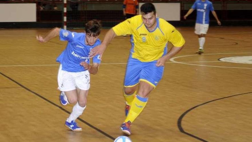 Una jugada del partido disputado ayer. // Bernabé/Javier Lalín