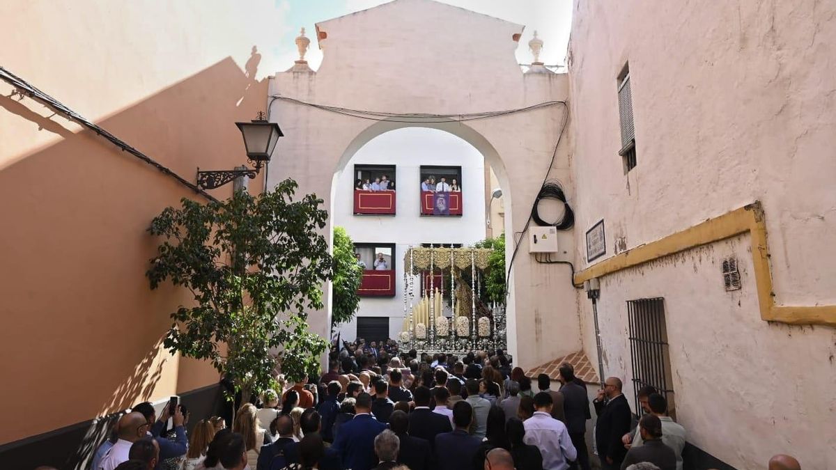 La Virgen del Patrocinio de la Hermandad del Cachorro por la calle Castilla.