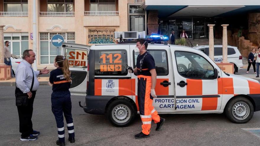 Dos voluntarios de Protección Civil del Ayuntamiento de Cartagena.