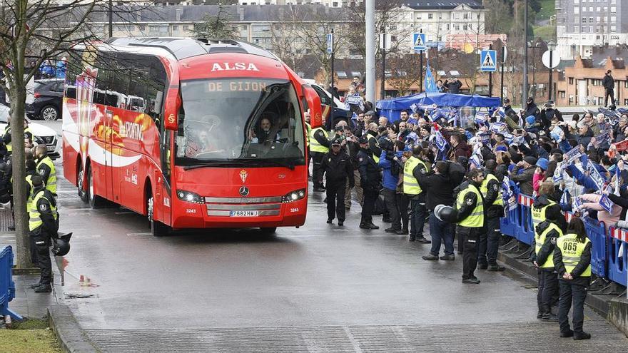 Autocar del Sporting, a su llegada la pasada campaña al Tartiere.