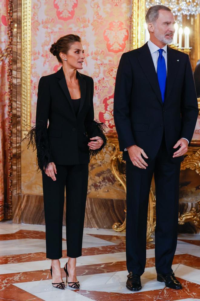 La reina Letizia estrena traje negro de Pertegaz