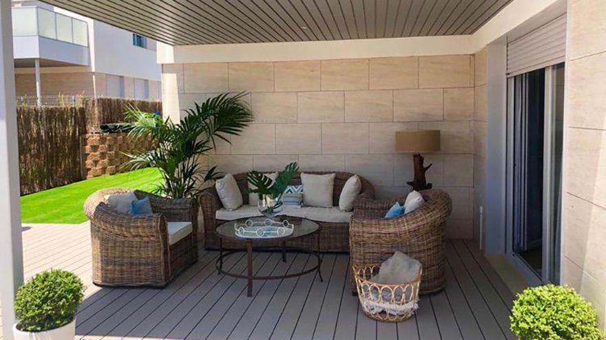 Decoración de exterior: porche con instalación de suelo de polímero y mobiliario de rattán natural