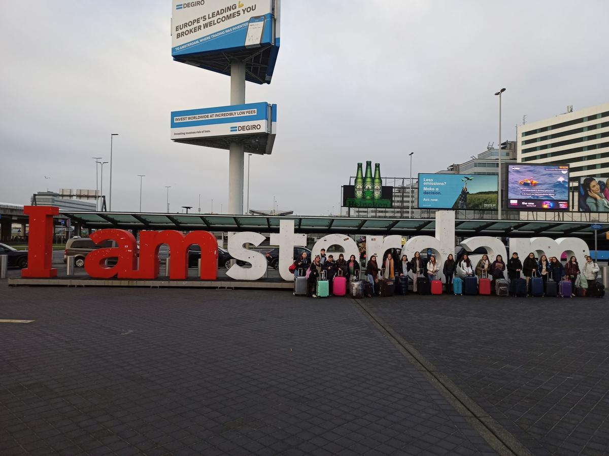 En el aeropuerto de Amsterdam con las maletas a cuestas.