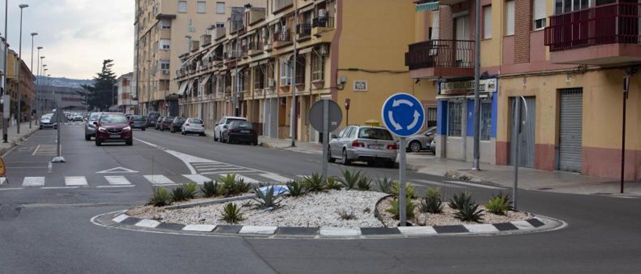 Una de las rotondas que ha sustituido la regulación por semáforos en el cruce de Josefina Fernández con la avenida del Parc. | PERALES IBORRA