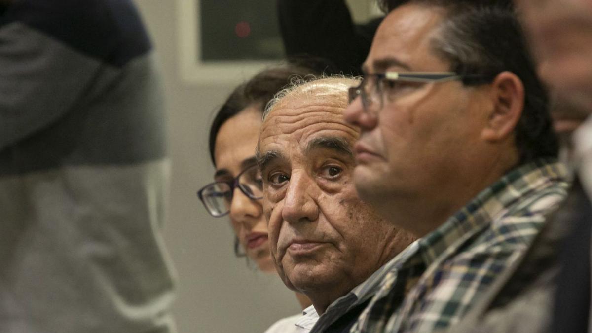 Dimas Martín, en el centro, durante el juicio del ‘caso Unión’. | |