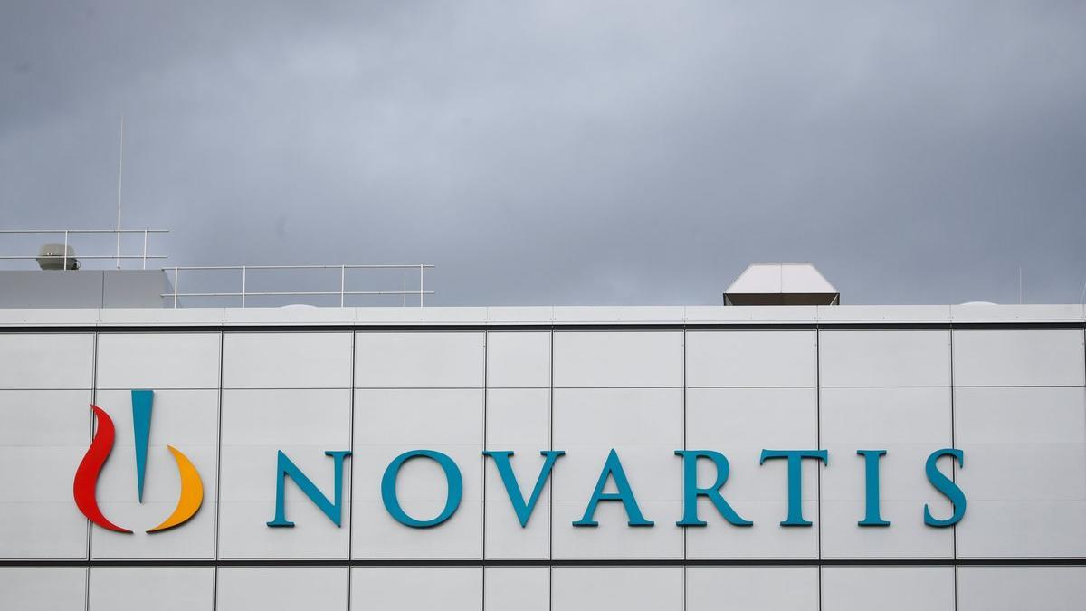 El logo de la multinacional Novartis en una planta de Suiza.