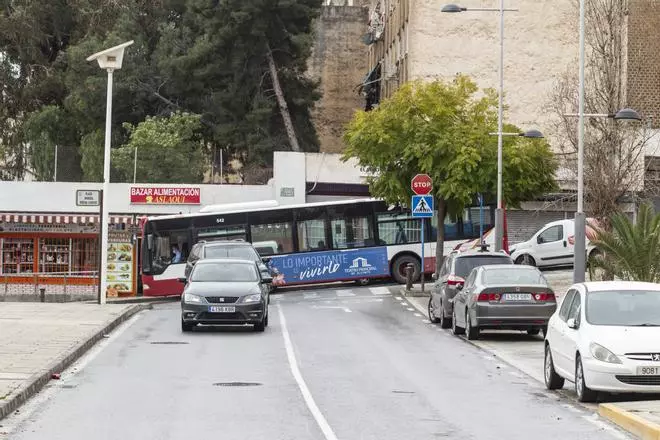 El bipartito estudiará sanciones a la empresa del autobús urbano por el cambio del recorrido en Juan XXIII ante la falta de seguridad
