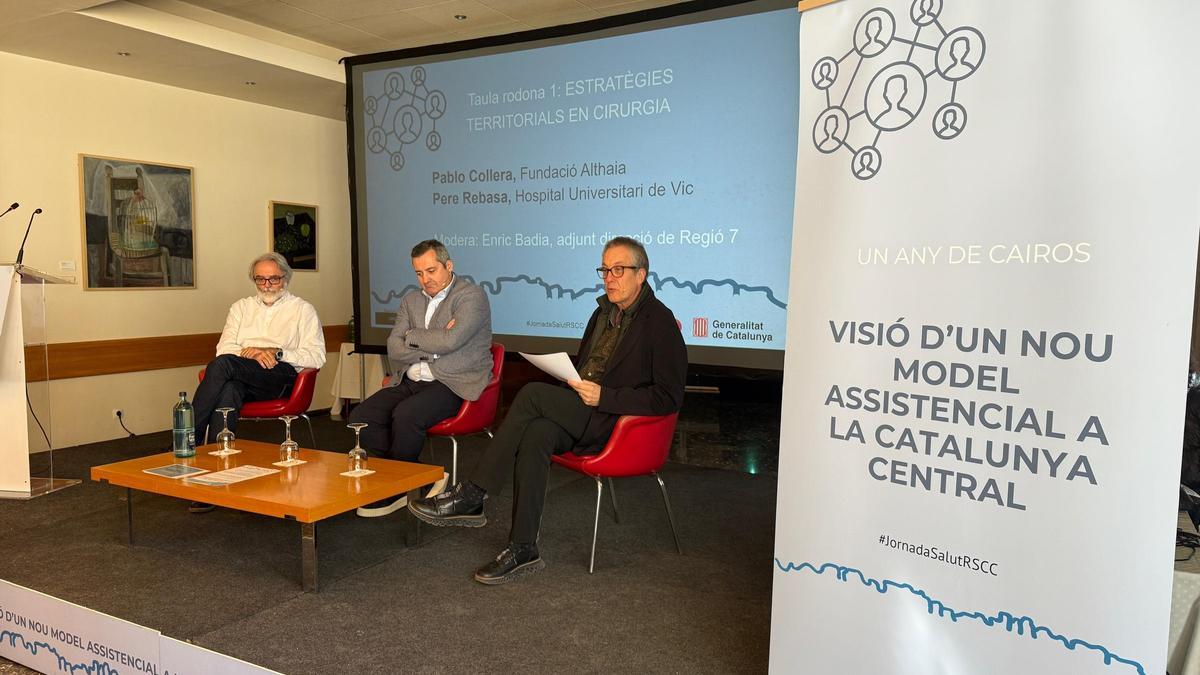 Els doctors Pere Rebassa (Hospital de Vic) i Pablo Collera (Althaia) amb el periodista de Regió7 Enric Badia ahir a la jornada de Montserrat