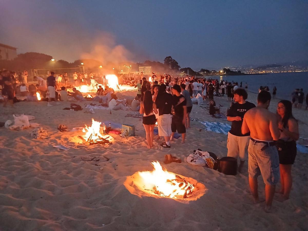 La noche de San Xoán en la playa de Rodeira, en Cangas. La noche de San Xoán en la playa de Rodeira, en Cangas.