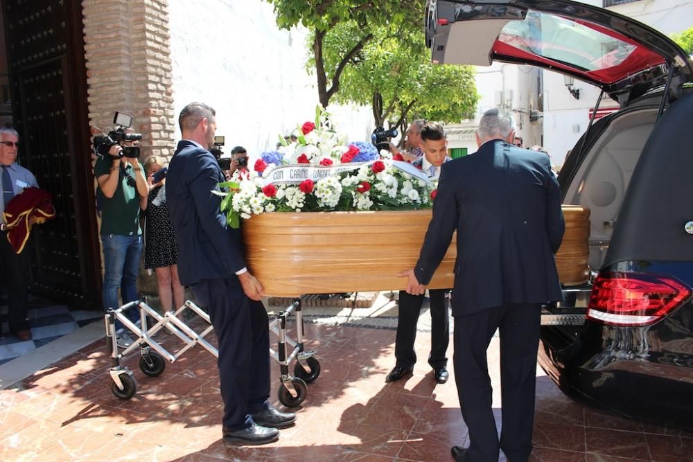 El diseñador de moda fue despedido por vecinos y familiares en la parroquia Nuestra Señora de la Encarnación tras fallecer el pasado sábado a los 46 años de edad a causa de un cáncer